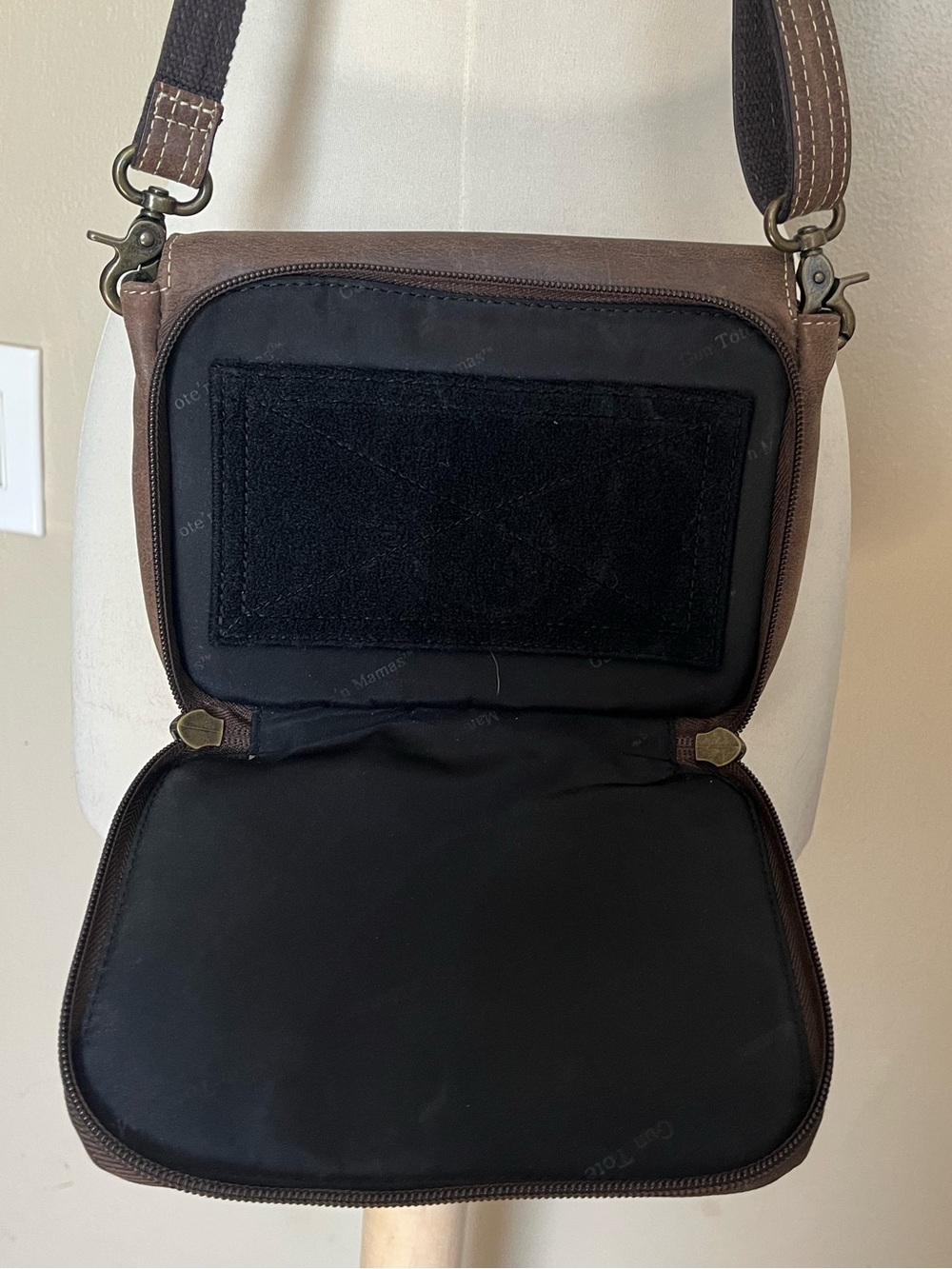 Brown Leather Messenger Bag with Adjustable Strap, Mama’s Tote brand. - Picture 2 of 3